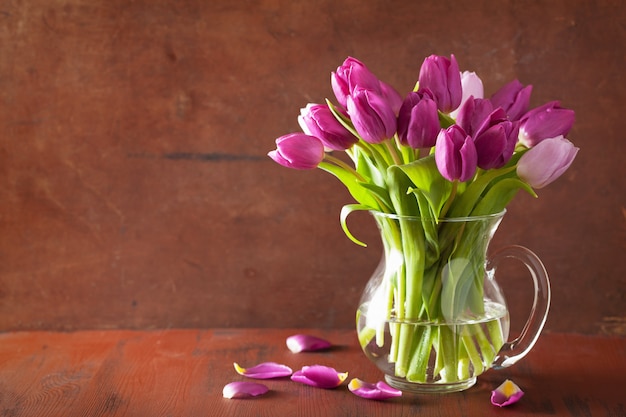 Schöner lila Tulpenblumenstrauß in der Vase