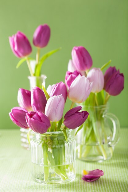 Schöner lila Tulpenstrauß in der Vase