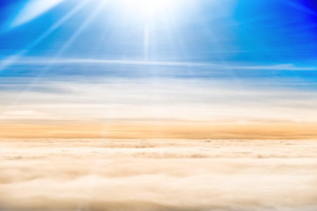 Schöner Luftblick mit blauem Himmel, weißen Wolken und Sonnenstrahlen