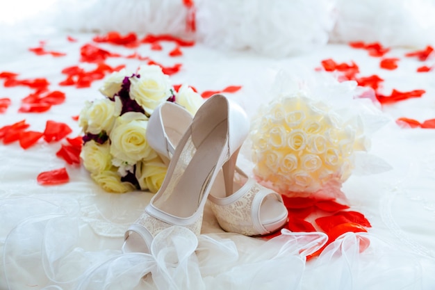 Schöner Luxusblumenstrauß und Fersen für Braut
