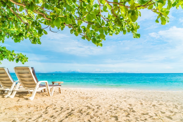 Schöner Luxusregenschirm und -stuhl auf Strand