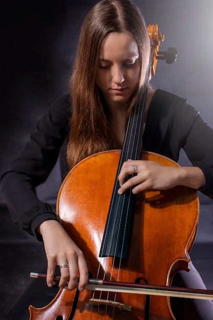 Schöner Mädchencellist, der Sonate spielt