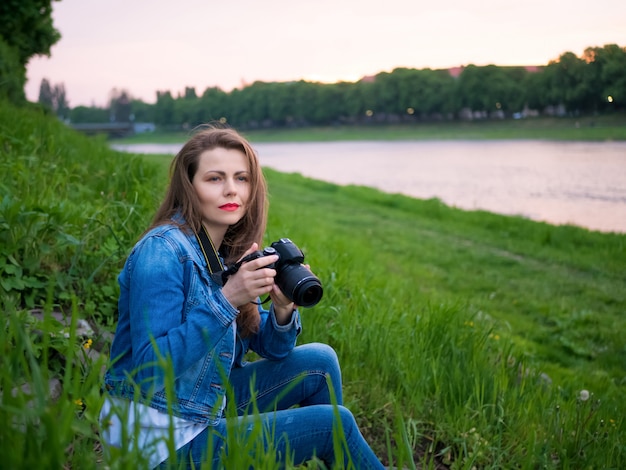 Schöner Mädchentourist, der Fotos macht.