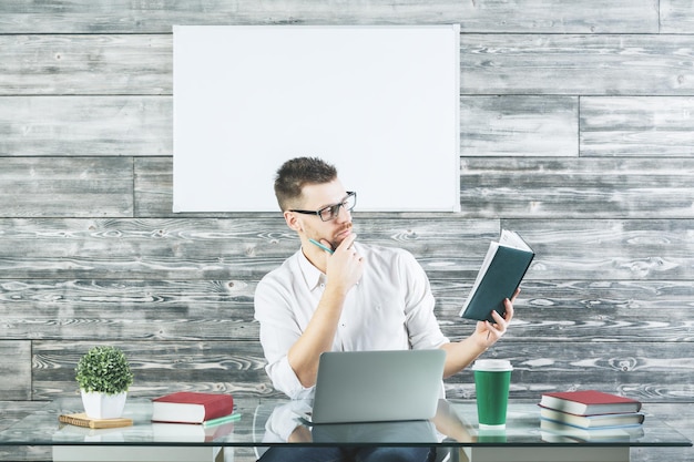 Schöner Mann am Arbeitsplatz mit Whiteboard