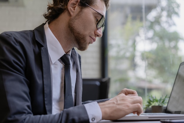 Schöner Mann arbeitet im modernen Büro