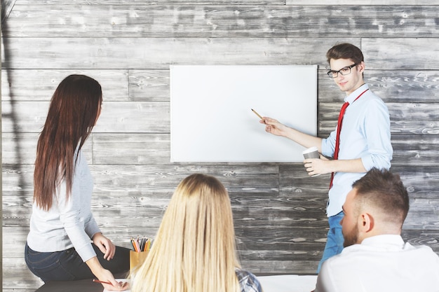 Schöner Mann, der Whiteboard zeigt