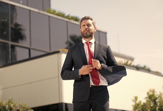 Schöner Mann Geschäftsmann in Anzug und roter Krawatte Outdoor-Unternehmer