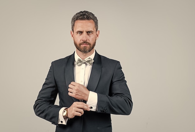 Schöner Mann im Smoking selbstbewusster Geschäftsmann mit Borsten männlicher Schönheit und Mode charismatischer Geschäftsmann oder Manager Ästhet tragen Fliege erfolgreich gepflegter reifer Aristokrat