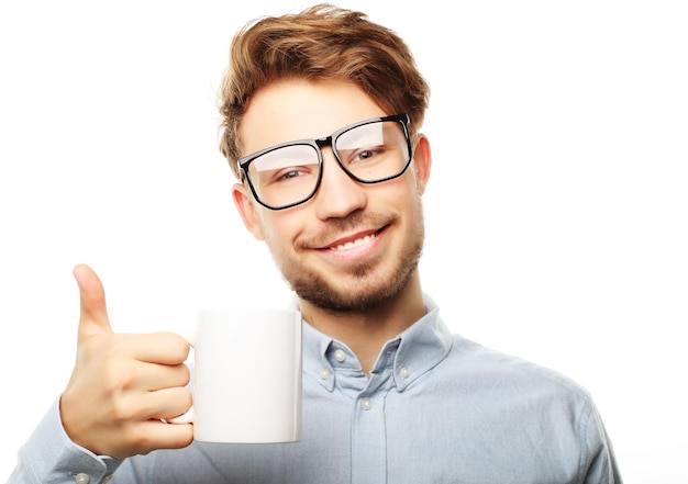 Schöner Mann in Freizeitkleidung mit einer Tasse