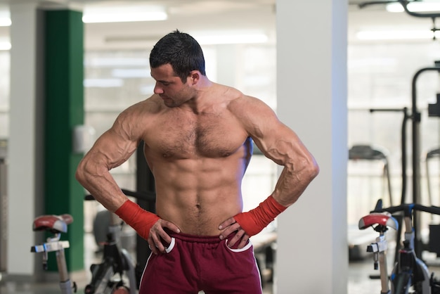 Schöner Mann in roten Boxhandschuhen Boxen im Fitnessstudio das Konzept eines gesunden Lebensstils die Idee für den Film über das Boxen