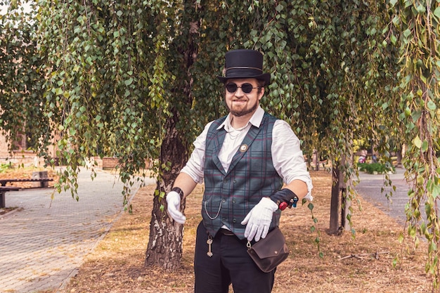 Schöner Mann in Steampunk-Kleidung