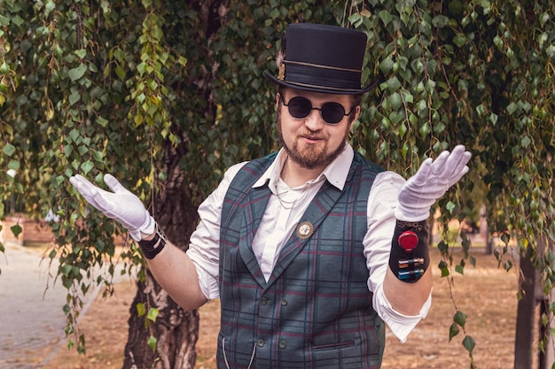 Schöner Mann in Steampunk-Kleidung