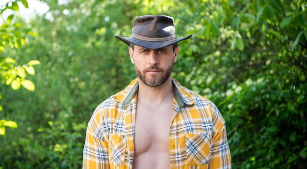 Foto schöner mann mit cowboyhut sexy mann im karierten hemd westlicher mann mit hut