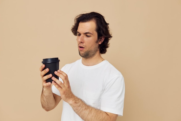 Schöner Mann mit einem schwarzen Glas in einem weißen T-Shirt isoliert Hintergrund