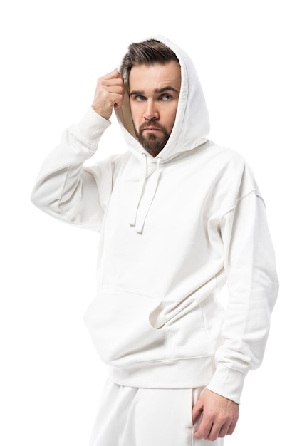 Schöner Mann mit leerem weißen Hoodie isoliert auf weißem Hintergrund