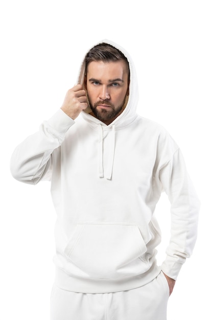 Schöner Mann mit leerem weißen Hoodie isoliert auf weißem Hintergrund