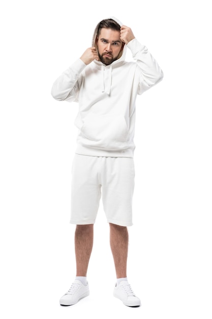Schöner Mann mit leerem weißen Hoodie und Shorts isoliert auf weißem Hintergrund