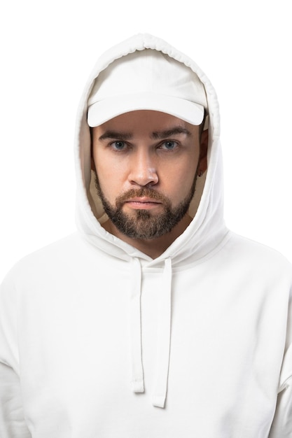 Schöner Mann mit leerer weißer Mütze und Hoodie isoliert auf weißem Hintergrund