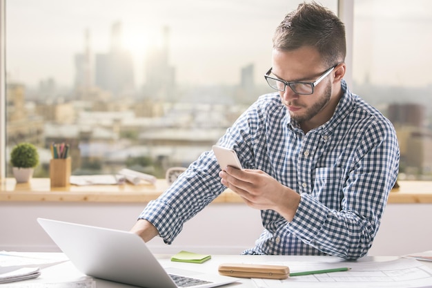 schöner Mann mit Smartphone