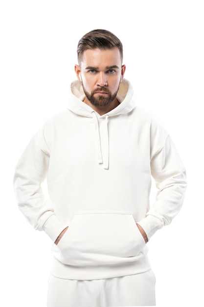 Schöner Mann mit weißem, leerem Hoodie isoliert auf weißem Hintergrund