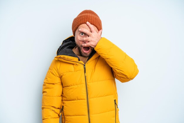 Schöner Mann mittleren Alters. Konzept für kaltes Wetter