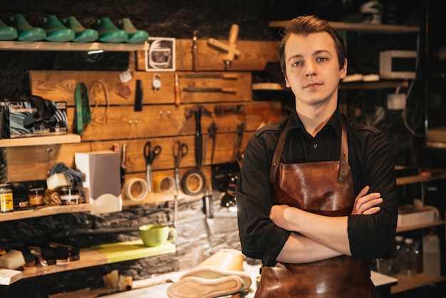 Schöner Mann Schuhmacher in der Schuhwerkstatt