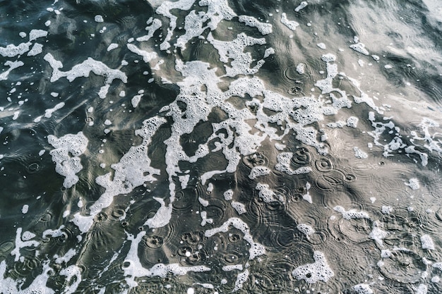 Schöner Meerblick auf Seeküstenlinie mit sauberem Wellenwasser am Sandstrand am sonnigen Tag als natürlicher Hintergrund