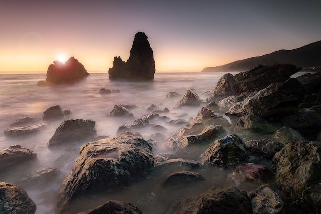 Schöner Meerblick der Westküste auf dem Pazifischen Ozean während des Sonnenuntergangs