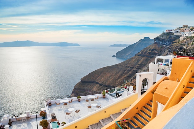 Schöner Meerblick in der Stadt Fira bei Sonnenuntergang. Santorin, Griechenland.