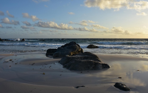 Schöner Meerblick mit Wolken über dem Ozean in Aruba.