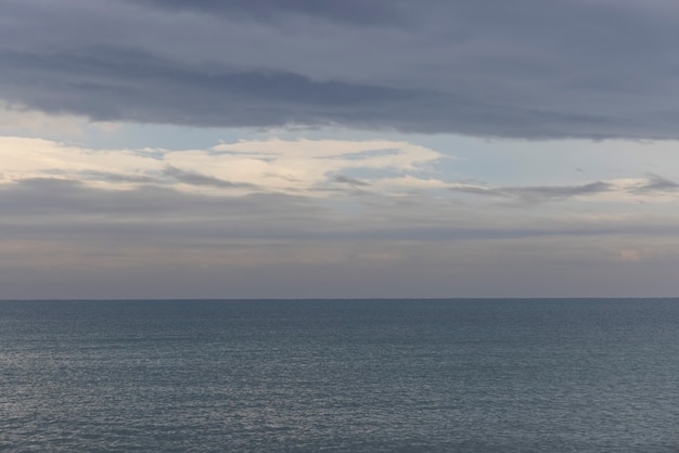 Schöner Meerblick und bewölkter Himmel