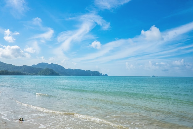 Schöner Meerblick und endloser Horizont am Strand von Ao Nang in der Stadt Krabi Thailand.