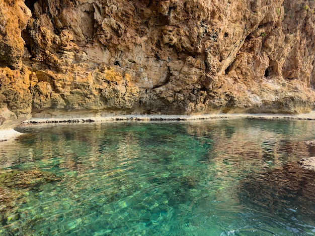 Foto schöner meerblick und felsen