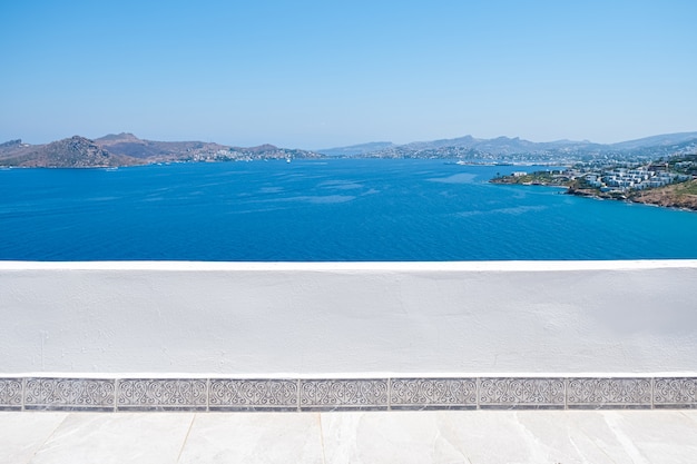 Schöner Meerblick vom weißen Terrassenbalkon