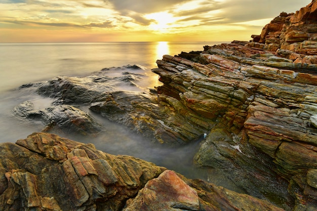 Schöner Meerblick während des Sonnenuntergangs bei Laem Ya, Nationalpark MU Ko Samet, Rayong, Thailand