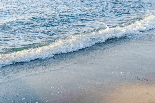 Schöner Meeres- oder Meereswellen-Küstenblick vom tropischen Sandstrand Sommerurlaub Reise- und Urlaubsziel