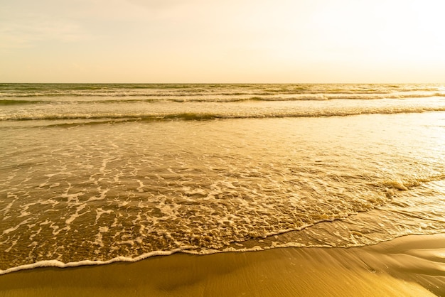 Schöner Meeresstrand mit Sonnenuntergang