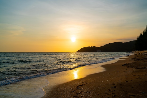 Schöner Meeresstrand mit Sonnenuntergang