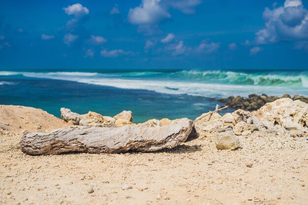 Schöner Melasti-Strand mit türkisfarbenem Wasser Insel Bali Indonesien