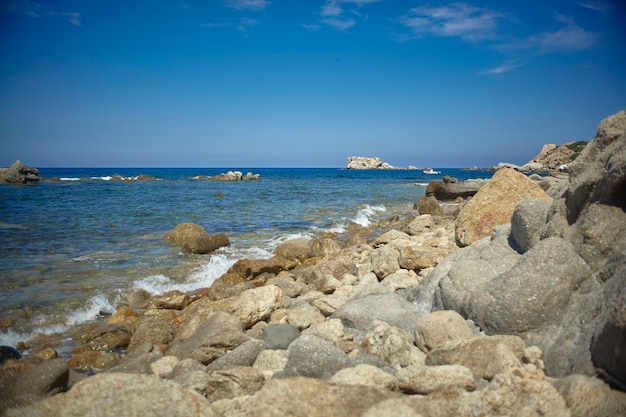 Schöner Mittelmeerstrand, typisch für die Küste Südsardiniens, im Sommer übernommen