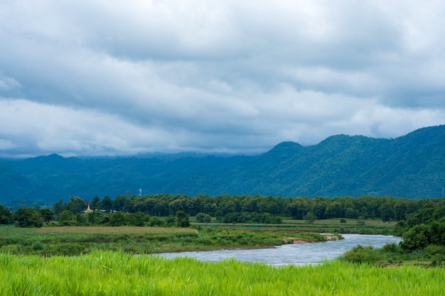 Schöner Moei-Fluss durchsetzt mit Bäumen und Bergen, Ansicht von Thailand.