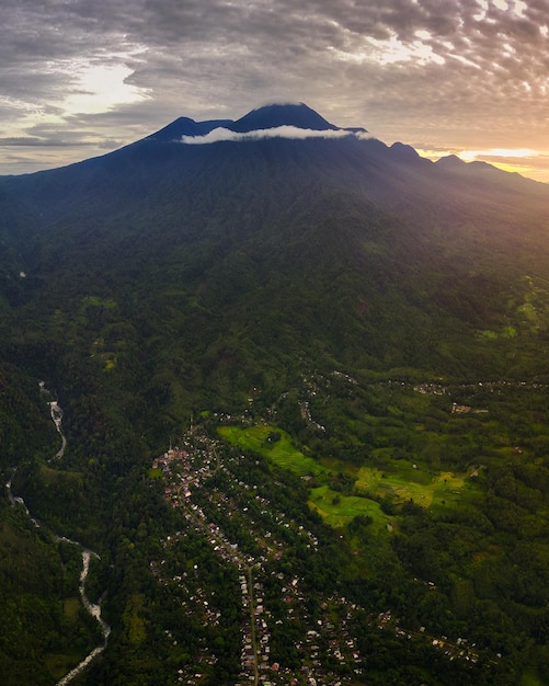 Schöner Morgenblick auf das Naturpanorama Indonesiens mit der Schönheit der Farben und der Natur