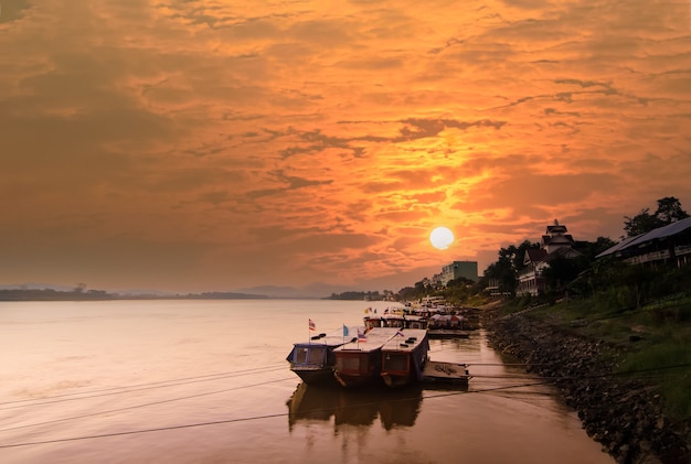 Schöner Morgenblick auf einige Boote im Hafen am goldenen Dreieck Laos