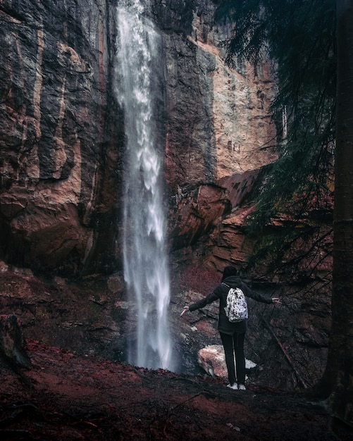 Schöner mystischer Wasserfall in der Herbstsaison
