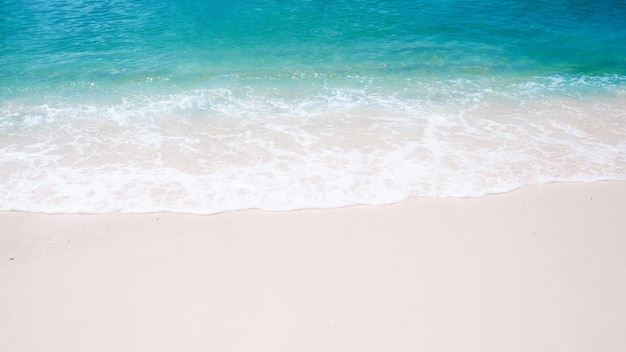 Schöner natürlicher Hintergrund auf grünem Meerwasser des weißen Sandstrandes und Welle im Sommer