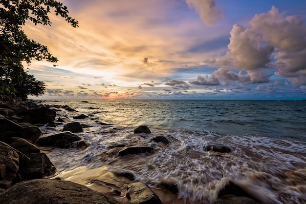 Schöner Naturlandschaftshorizont am bunten Himmel des Ozeans und Wolken über dem Meer und Wellen während des Sonnenuntergangs, Reisen Asien im Freien am Khaolak-Strand im Nationalpark Khao Lak Lam Ru, Phang Nga, Thailand