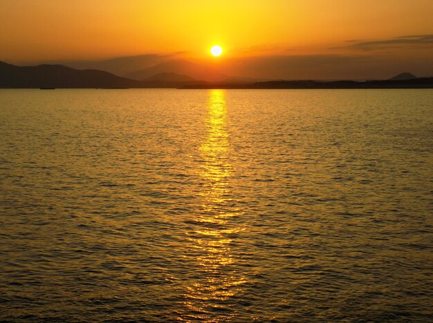 Schöner orangefarbener Sonnenuntergang in Athen Griechenland