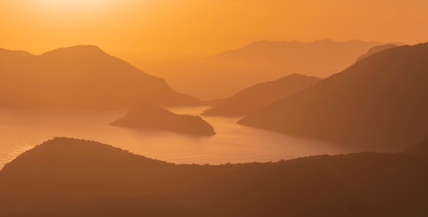 Schöner orangefarbener Sonnenuntergang über der blauen Lagune von Oludeniz in der Provinz Mugla, Fethiye in der Türkei