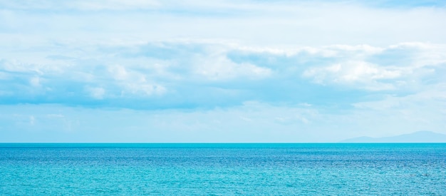 Schöner Ozean und blauer Himmelshintergrund Entspannendes Sommerreise- und Urlaubskonzept