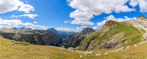 Schöner Panoramablick auf das Tal Val Gardena Im Sommer. Italienische Dolomiten, Südtirol